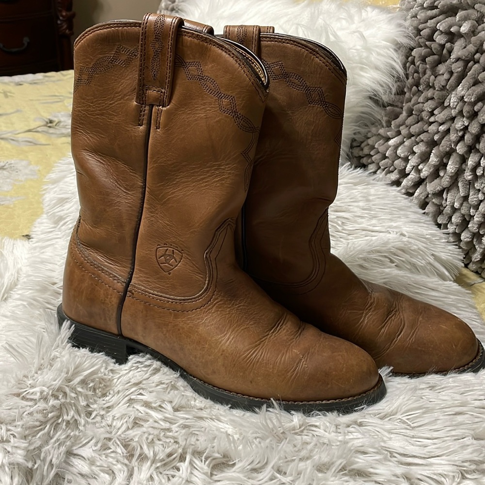 Youth size 5B Ariat Leather Boots in excellent condition